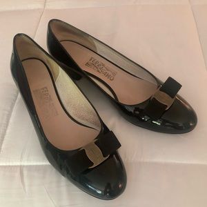 Salvatore Ferragamo Vara Bow Pump sz 9